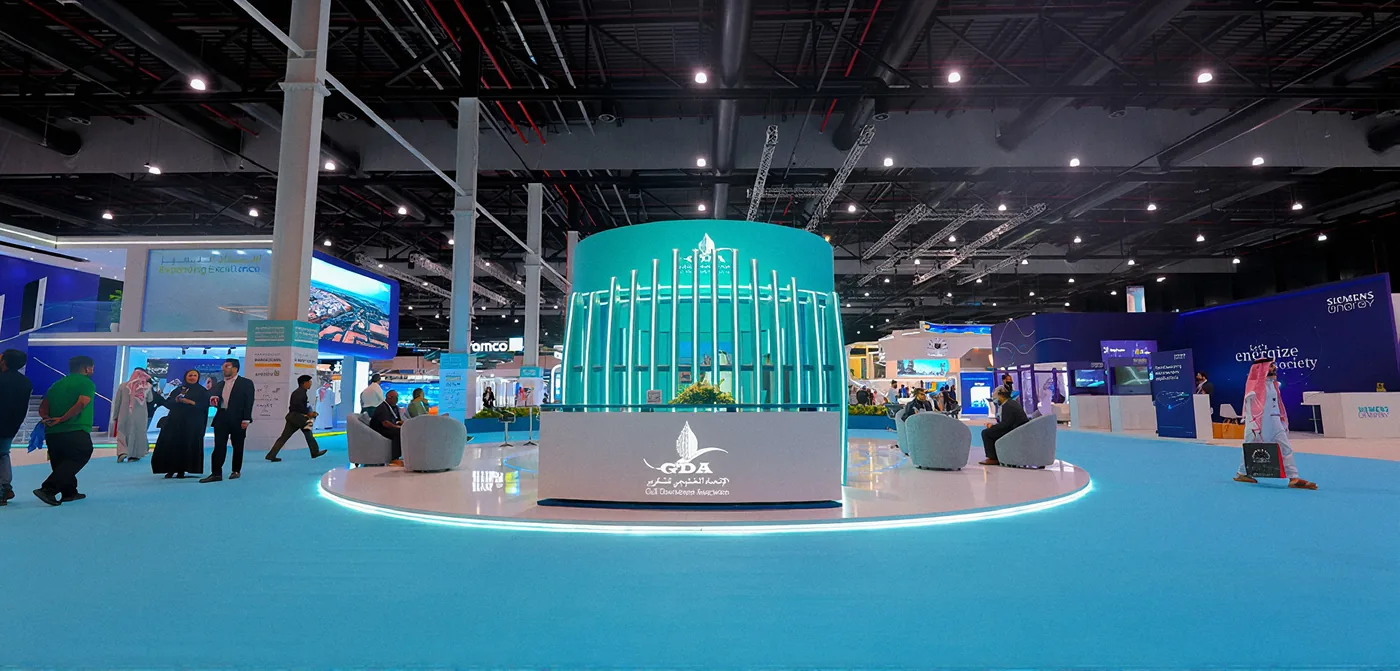 Exhibition hall with a central pavilion